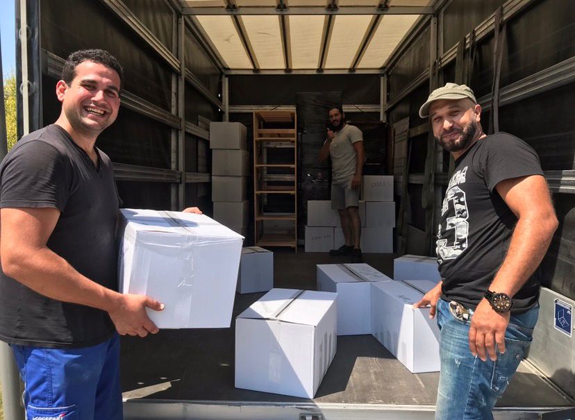 Zak et l'équipe chargeant un camion